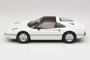 Ferrari 308 GTS Balts MCG 1:18 MCG18664 Metāls — attēls 3 no 6