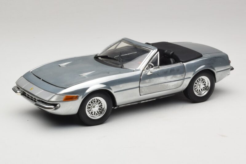 Ferrari 365 GTS Chrome Silver Hot Wheels 1:18 25738 Metāls