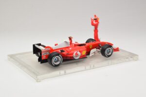 Ferrari F2004 #1 M. Schumacher F1 World Champion 2004 Ar Sacīkšu Kostīmu Hot Wheels 1:18 B66221 Metāls — attēls 2 no 6