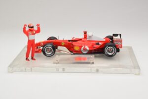 Ferrari F2004 #1 M. Schumacher F1 World Champion 2004 Ar Sacīkšu Kostīmu Hot Wheels 1:18 B66221 Metāls — attēls 3 no 6