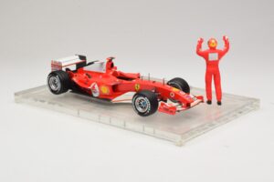 Ferrari F2004 #1 M. Schumacher F1 World Champion 2004 Ar Sacīkšu Kostīmu Hot Wheels 1:18 B66221 Metāls — attēls 4 no 6