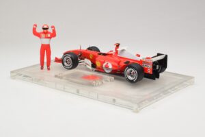 Ferrari F2004 #1 M. Schumacher F1 World Champion 2004 Ar Sacīkšu Kostīmu Hot Wheels 1:18 B66221 Metāls — attēls 5 no 6