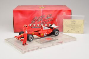 Ferrari F2004 #1 M. Schumacher F1 World Champion 2004 Ar Sacīkšu Kostīmu Hot Wheels 1:18 B66221 Metāls — attēls 6 no 6