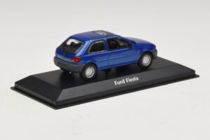Ford Fiesta Mk4 Zils Metālisks Maxichamps 1:43 940085061 Metāls — attēls 2 no 5