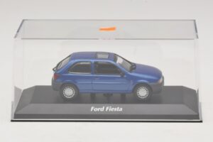 Ford Fiesta Mk4 Zils Metālisks Maxichamps 1:43 940085061 Metāls — attēls 4 no 5