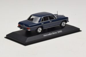 Mercedes 200D W115 Zils Maxichamps 1:43 940034000 Metāls — attēls 2 no 5