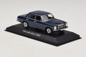 Mercedes 200D W115 Zils Maxichamps 1:43 940034000 Metāls — attēls 3 no 5