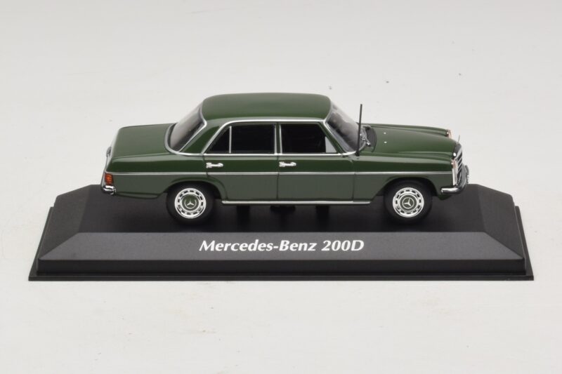 Mercedes 200D W115 Tumši Zaļš Maxichamps 1:43 940034001 Metāls