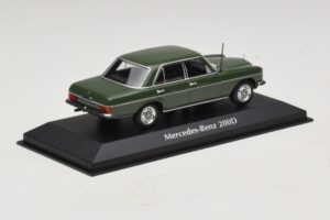 Mercedes 200D W115 Tumši Zaļš Maxichamps 1:43 940034001 Metāls — attēls 2 no 5