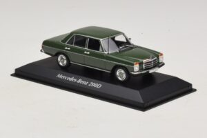 Mercedes 200D W115 Tumši Zaļš Maxichamps 1:43 940034001 Metāls — attēls 3 no 5