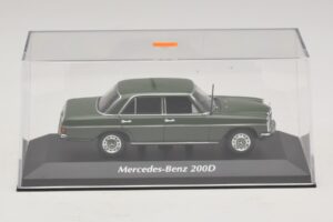 Mercedes 200D W115 Tumši Zaļš Maxichamps 1:43 940034001 Metāls — attēls 4 no 5