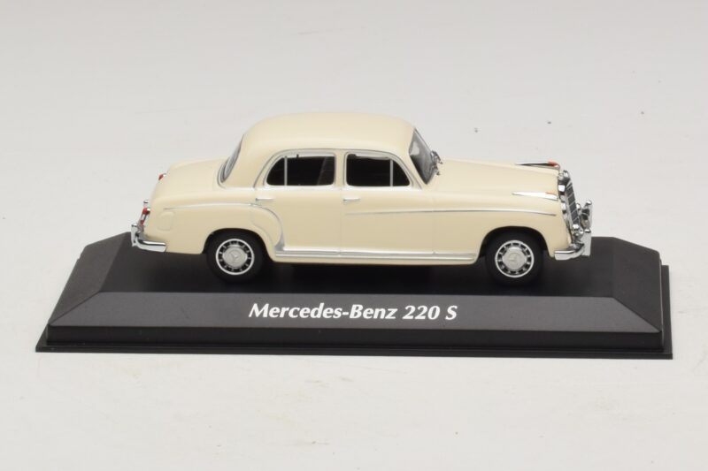 Mercedes 220 S W180 Balts Maxichamps 1:43 Mercedes 220 S W180 Balts Maxichamps 1:43 940033000 Metāls