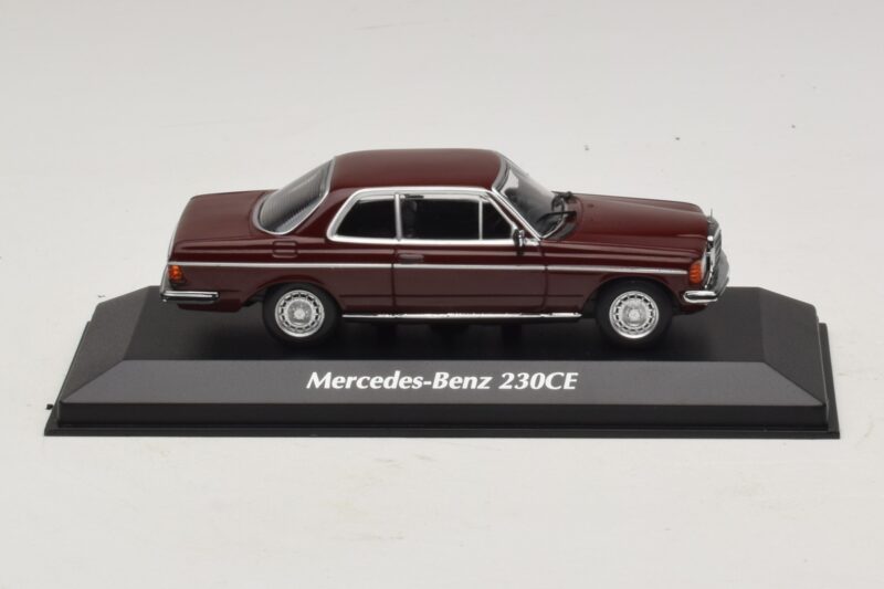 Mercedes 230 CE C123 Sarkans Maxichamps 1:43 Mercedes 230 CE C123 Sarkans Maxichamps 1:43 940032221 Metāls