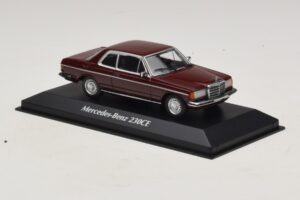 Mercedes 230 CE C123 Sarkans Maxichamps 1:43 940032221 Metāls — attēls 3 no 5
