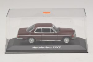 Mercedes 230 CE C123 Sarkans Maxichamps 1:43 940032221 Metāls — attēls 4 no 5