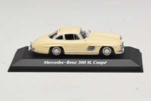 Mercedes 300 SL W198 Balts Maxichamps 1:43 Mercedes 300 SL W198 Balts Maxichamps 1:43 940039002 Metāls