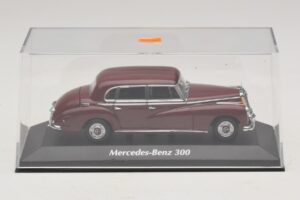 Mercedes 300 W186 Tumši Sarkans Maxichamps 1:43 940039060 Metāls — attēls 4 no 5