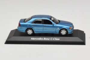 Mercedes C-Class W202 Zils Metālisks Maxichamps 1:43 Mercedes C-Class W202 Zils Metālisks Maxichamps 1:43 940037060 Metāls