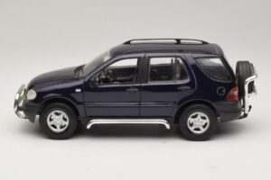 Mercedes ML320 W163 Zils Maisto 1:18 31847 Metāls — attēls 4 no 8