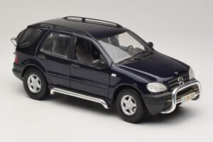 Mercedes ML320 W163 Zils Maisto 1:18 31847 Metāls — attēls 6 no 8
