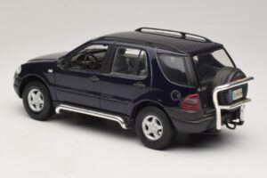 Mercedes ML320 W163 Zils Maisto 1:18 31847 Metāls — attēls 7 no 8