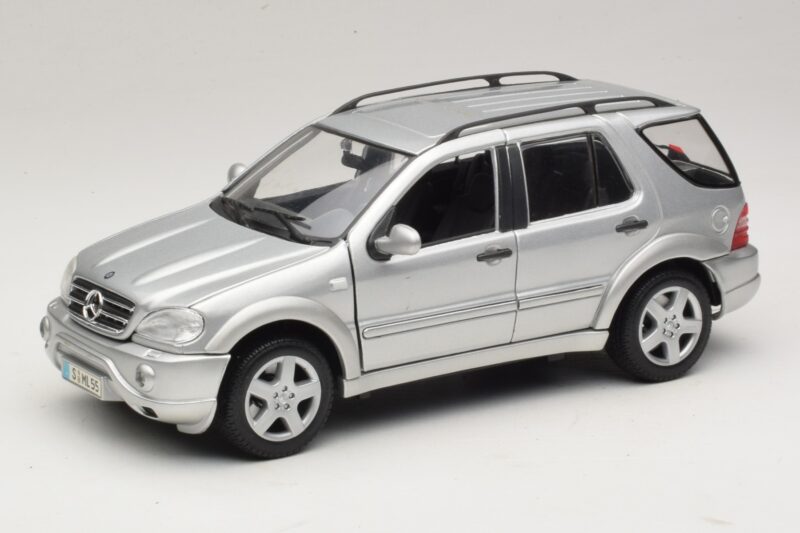 Mercedes ML55 AMG W163 Sudraba Maisto 1:18 31876-P1 Metāls