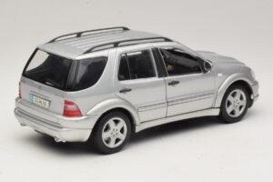 Mercedes ML55 AMG W163 Sudraba Maisto 1:18 31876-P1 Metāls — attēls 3 no 8