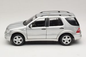 Mercedes ML55 AMG W163 Sudraba Maisto 1:18 31876-P1 Metāls — attēls 4 no 8