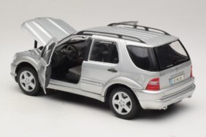 Mercedes ML55 AMG W163 Sudraba Maisto 1:18 31876-P1 Metāls — attēls 5 no 8