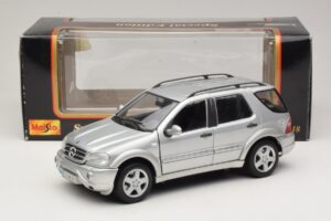 Mercedes ML55 AMG W163 Sudraba Maisto 1:18 31876-P1 Metāls — attēls 8 no 8