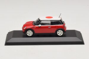 Mini Cooper One R50 Sarkans Ar Japānas Karogu Minichamps 1:43 Mini Cooper One R50 Sarkans Ar Japānas Karogu Minichamps 1:43 MINI034 Metāls