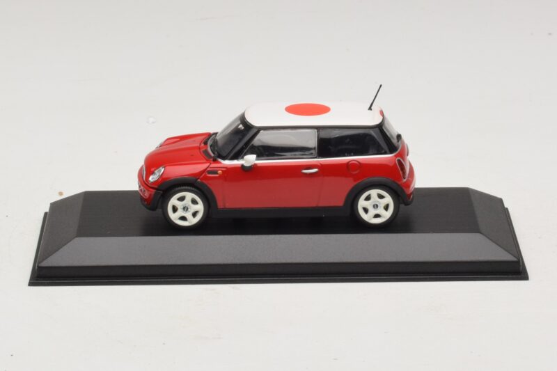 Mini Cooper One R50 Sarkans Ar Japānas Karogu Minichamps 1:43 MINI034 Metāls