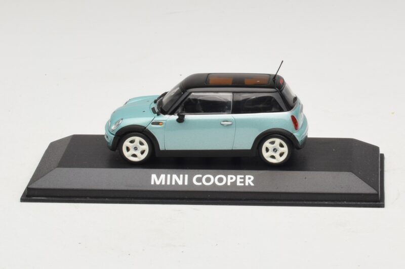 Mini Cooper S R53 Gaiši Zils Metālisks Ar Melnu Jumtu Minichamps 1:43 Mini Cooper S R53 Gaiši Zils Metālisks Ar Melnu Jumtu Minichamps 1:43 MINI030 Metāls