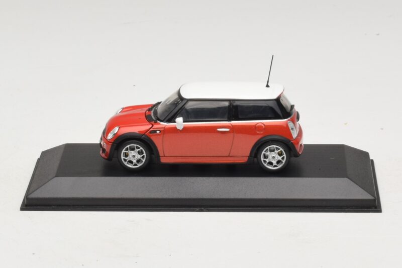 Mini Cooper S R53 Sarkans Ar Baltu Jumtu Minichamps 1:43 MINI025 Metāls