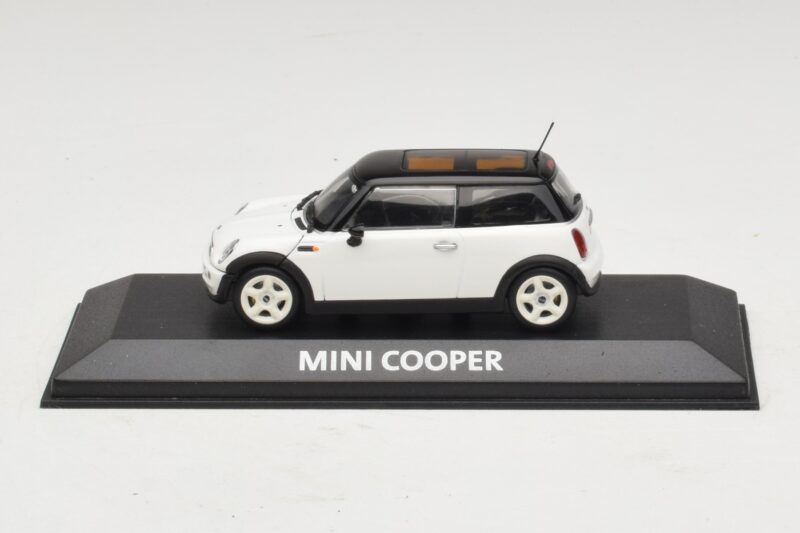 Mini Cooper S R53 Balts Ar Melnu Jumtu Minichamps 1:43 Mini Cooper S R53 Balts Ar Melnu Jumtu Minichamps 1:43 MINI027 Metāls
