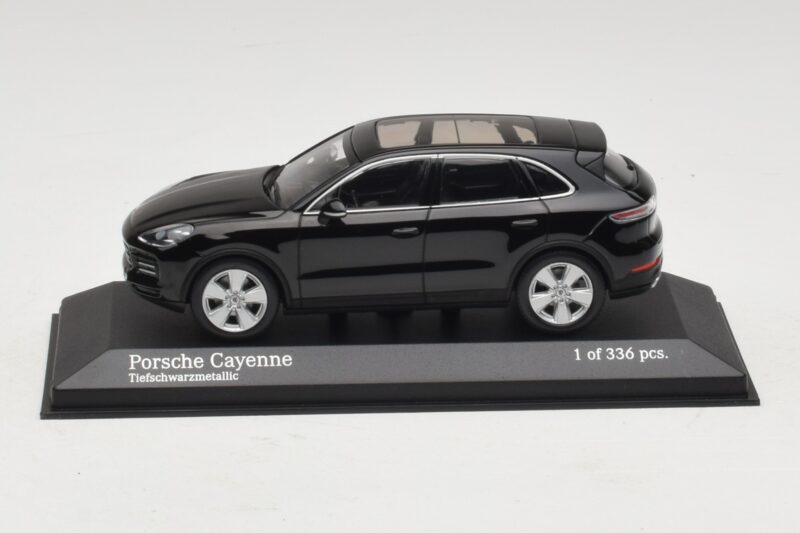 Porsche Cayenne Melns Metālisks Minichamps 1:43 410066301 Metāls