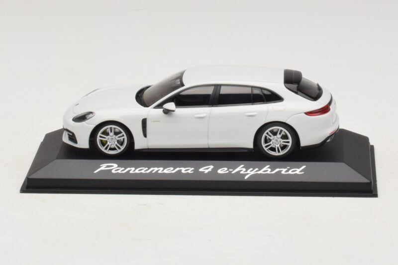 Porsche Panamera 971 4 E-Hybrid Balts Minichamps 1:43 Porsche Panamera 971 4 E-Hybrid Balts Minichamps 1:43 WAP0207620H Metāls