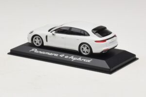 Porsche Panamera 971 4 E-Hybrid Balts Minichamps 1:43 WAP0207620H Metāls — attēls 3 no 5