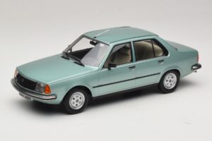 Renault 18 Gaiši Zaļš MCG 1:18 MCG18596 Metāls