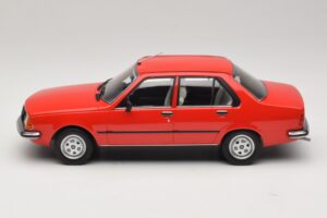 Renault 18 Sarkans MCG 1:18 MCG18595 Metāls — attēls 3 no 6