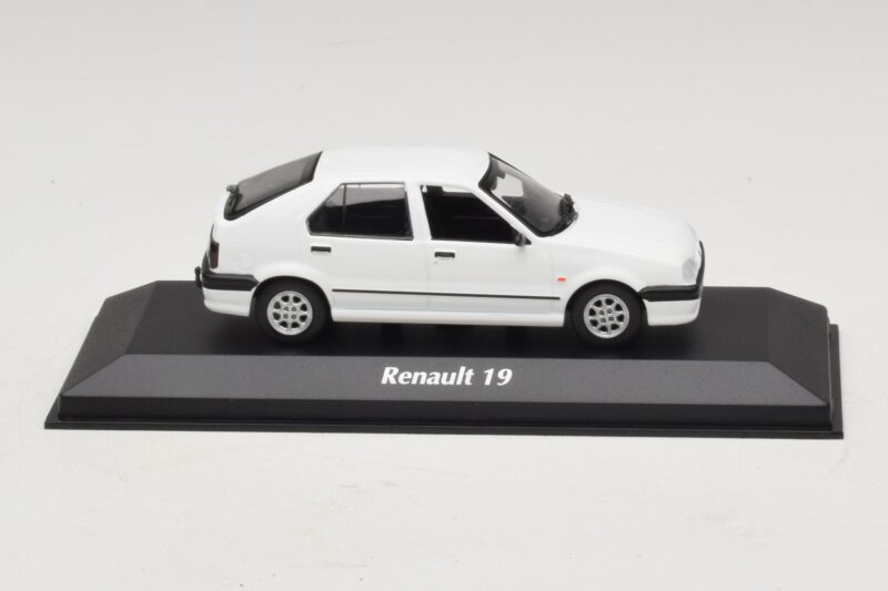 Renault 19 Balts Maxichamps 1:43 940113700 Metāls