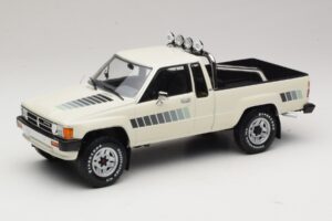 Toyota Hilux N50 Xtra Cab 4x4 Balts KK-Scale 1:18 KKDC181564 Metāls