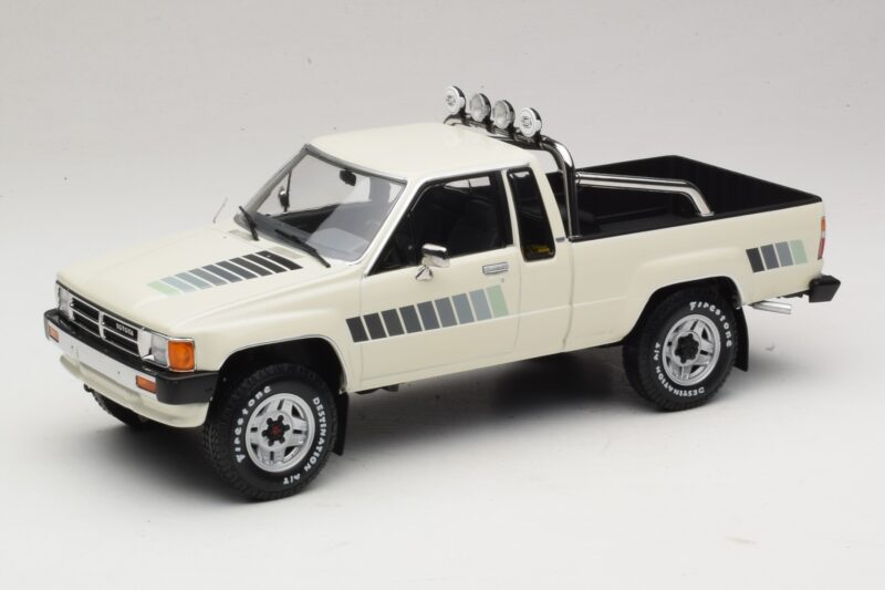 Toyota Hilux N50 Xtra Cab 4x4 Balts KK-Scale 1:18 KKDC181564 Metāls