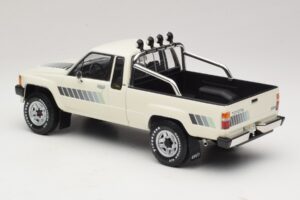 Toyota Hilux N50 Xtra Cab 4x4 Balts KK-Scale 1:18 KKDC181564 Metāls — attēls 5 no 6