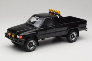 Toyota Hilux N60 SR5 Back to the Future II Spīdīgs Melns Otto 1:18 OT481 Sveķi