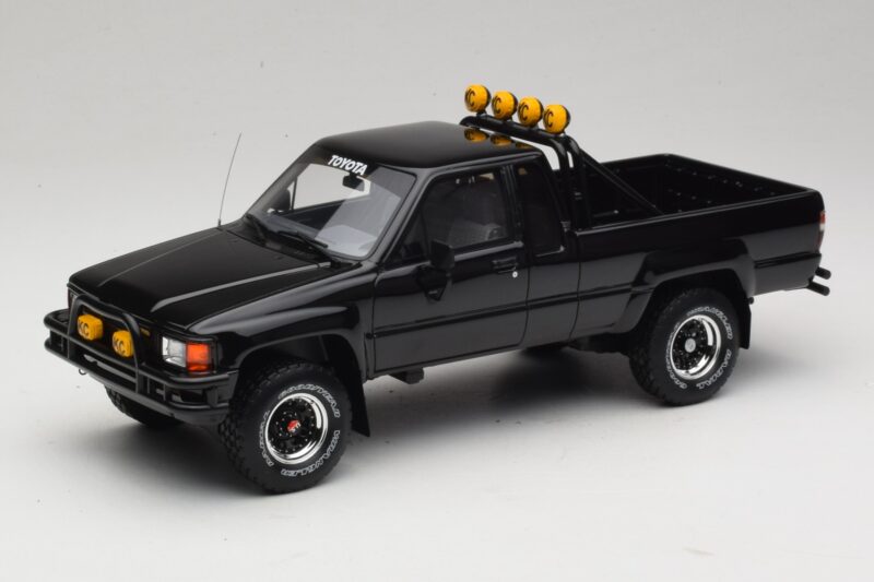 Toyota Hilux N60 SR5 Back to the Future II Spīdīgs Melns Otto 1:18 OT481 Sveķi