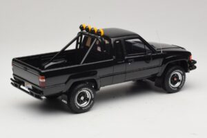 Toyota Hilux N60 SR5 Back to the Future II Spīdīgs Melns Otto 1:18 OT481 Sveķi — attēls 2 no 6