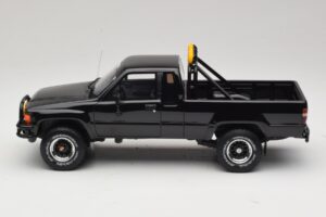Toyota Hilux N60 SR5 Back to the Future II Spīdīgs Melns Otto 1:18 OT481 Sveķi — attēls 3 no 6
