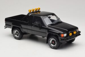 Toyota Hilux N60 SR5 Back to the Future II Spīdīgs Melns Otto 1:18 OT481 Sveķi — attēls 4 no 6