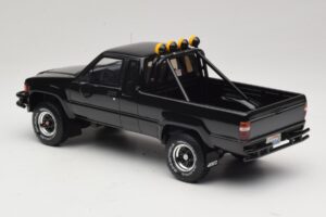 Toyota Hilux N60 SR5 Back to the Future II Spīdīgs Melns Otto 1:18 OT481 Sveķi — attēls 5 no 6